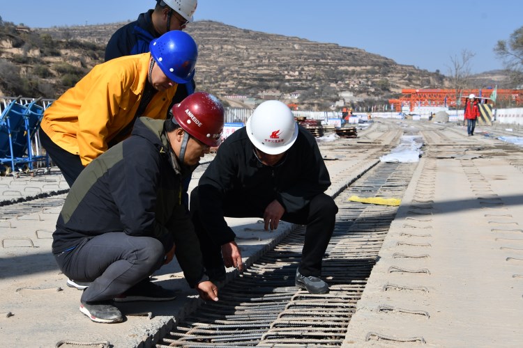 J:集團(tuán)網(wǎng)站模塊公司動態(tài)8.2子公司動態(tài).甘肅省交通工程建設(shè)監(jiān)理有限公司省交通監(jiān)理公司動態(tài)新聞（2018.4-2019.7）生產(chǎn)經(jīng)營?9.1.24精準(zhǔn)把脈 助推高質(zhì)量發(fā)展——甘肅交通監(jiān)理公司項(xiàng)目機(jī)構(gòu)年度目標(biāo)責(zé)任考核工作紀(jì)實(shí)_0_1_4.jpg